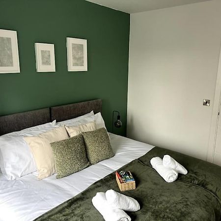 Luxury Oaks Suite, Free Private Parking, 2 Bed 2 Bathroom Apartment, Central Solihull バーミンガム エクステリア 写真