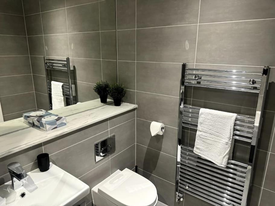 Luxury Oaks Suite, Free Private Parking, 2 Bed 2 Bathroom Apartment, Central Solihull バーミンガム エクステリア 写真