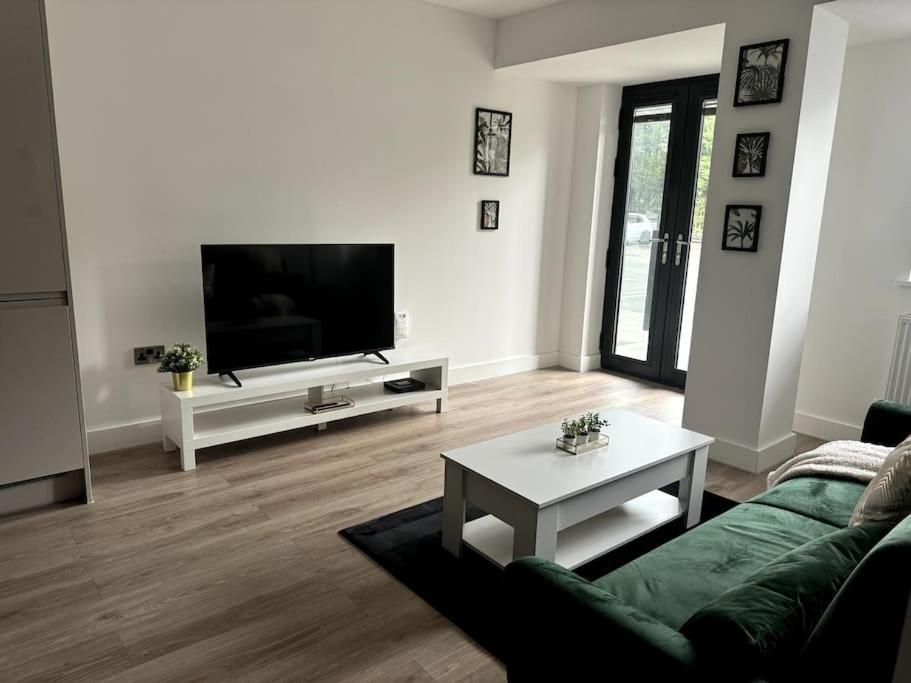 Luxury Oaks Suite, Free Private Parking, 2 Bed 2 Bathroom Apartment, Central Solihull バーミンガム エクステリア 写真