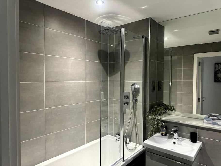 Luxury Oaks Suite, Free Private Parking, 2 Bed 2 Bathroom Apartment, Central Solihull バーミンガム エクステリア 写真