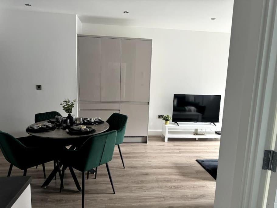 Luxury Oaks Suite, Free Private Parking, 2 Bed 2 Bathroom Apartment, Central Solihull バーミンガム エクステリア 写真