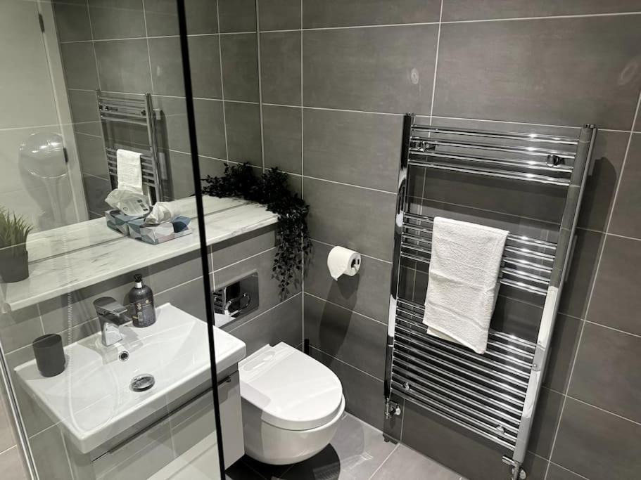 Luxury Oaks Suite, Free Private Parking, 2 Bed 2 Bathroom Apartment, Central Solihull バーミンガム エクステリア 写真