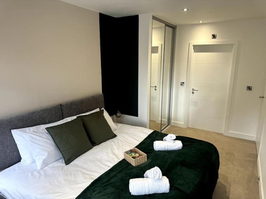 Luxury Oaks Suite, Free Private Parking, 2 Bed 2 Bathroom Apartment, Central Solihull バーミンガム エクステリア 写真