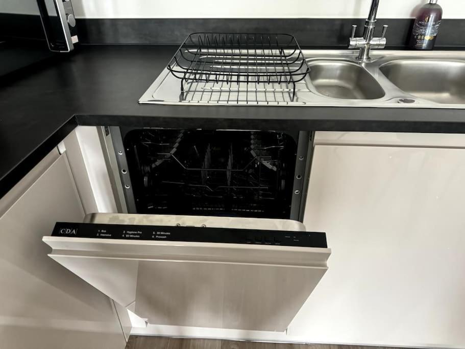Luxury Oaks Suite, Free Private Parking, 2 Bed 2 Bathroom Apartment, Central Solihull バーミンガム エクステリア 写真