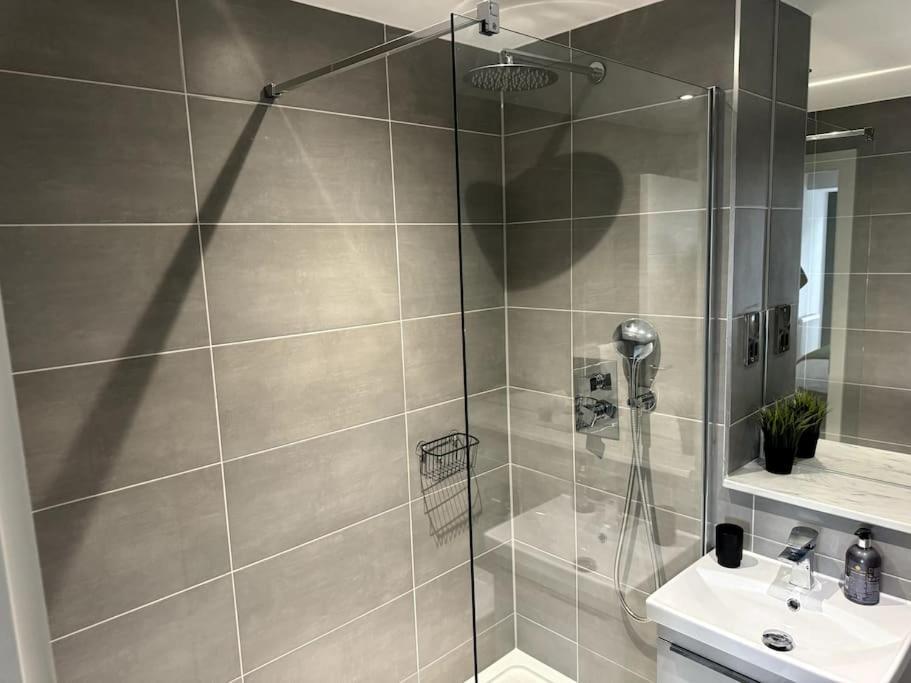 Luxury Oaks Suite, Free Private Parking, 2 Bed 2 Bathroom Apartment, Central Solihull バーミンガム エクステリア 写真