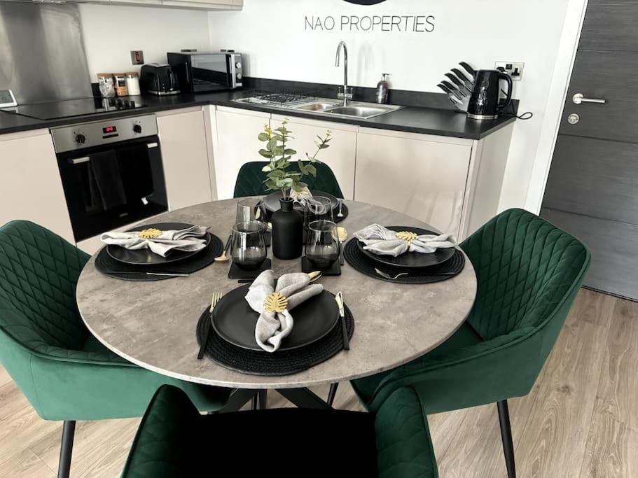 Luxury Oaks Suite, Free Private Parking, 2 Bed 2 Bathroom Apartment, Central Solihull バーミンガム エクステリア 写真