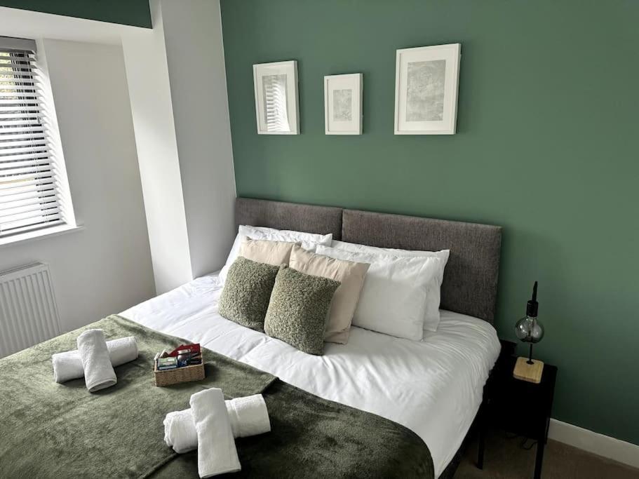 Luxury Oaks Suite, Free Private Parking, 2 Bed 2 Bathroom Apartment, Central Solihull バーミンガム エクステリア 写真