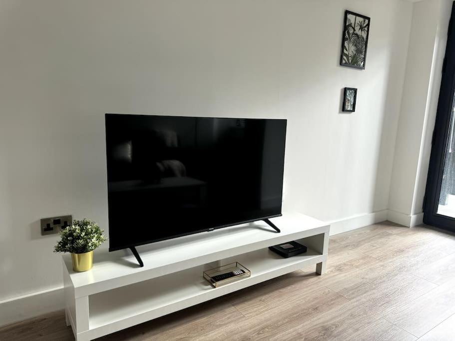 Luxury Oaks Suite, Free Private Parking, 2 Bed 2 Bathroom Apartment, Central Solihull バーミンガム エクステリア 写真