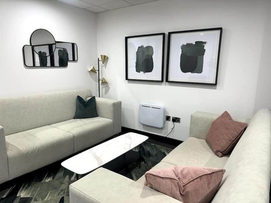 Luxury Oaks Suite, Free Private Parking, 2 Bed 2 Bathroom Apartment, Central Solihull バーミンガム エクステリア 写真