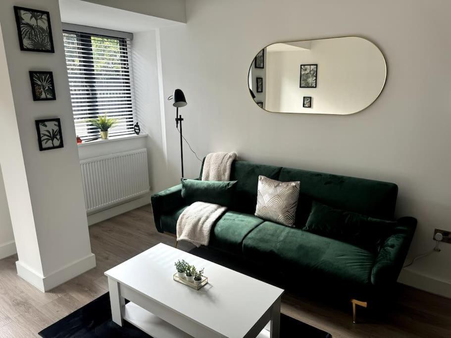 Luxury Oaks Suite, Free Private Parking, 2 Bed 2 Bathroom Apartment, Central Solihull バーミンガム エクステリア 写真