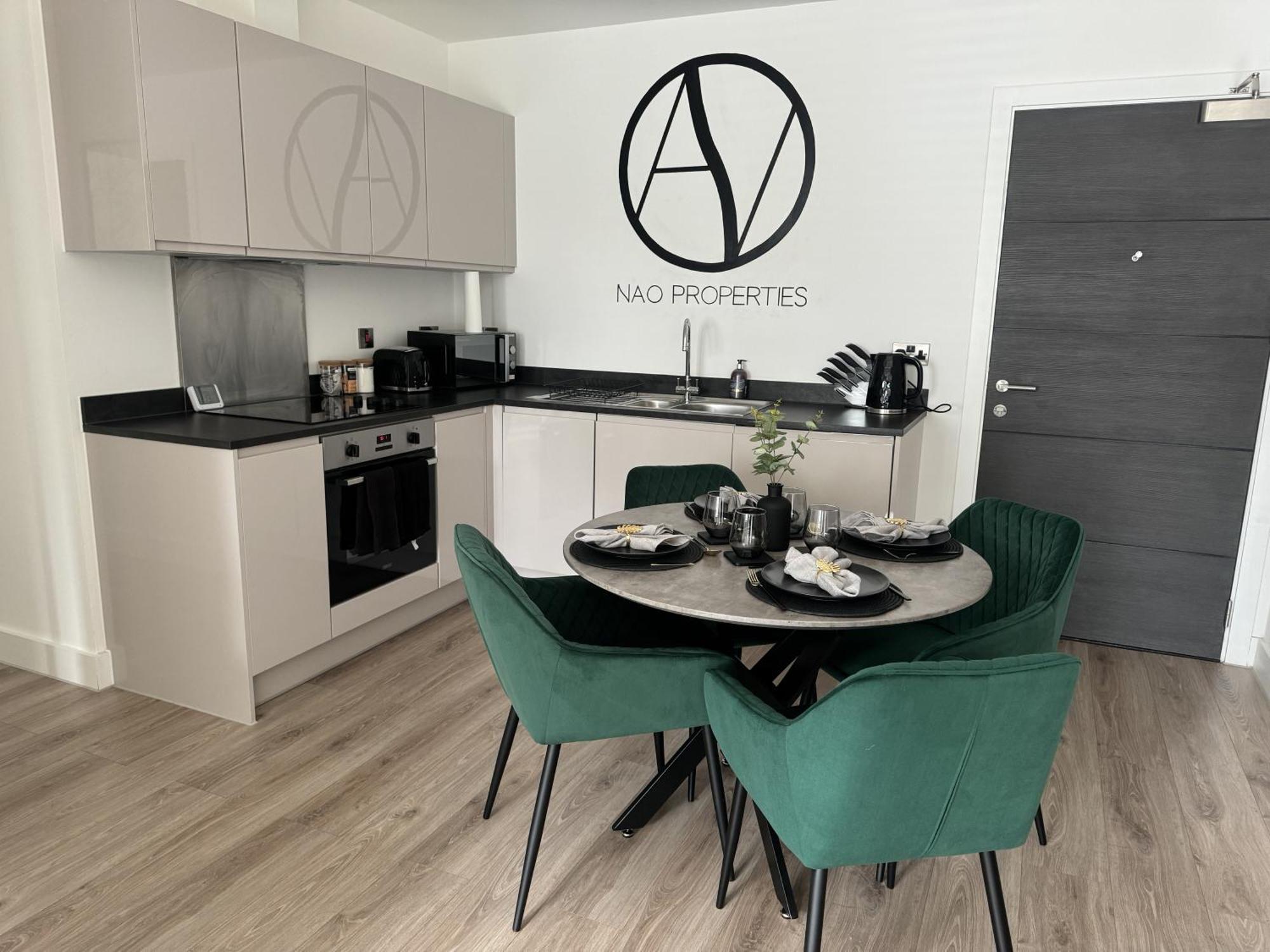 Luxury Oaks Suite, Free Private Parking, 2 Bed 2 Bathroom Apartment, Central Solihull バーミンガム エクステリア 写真